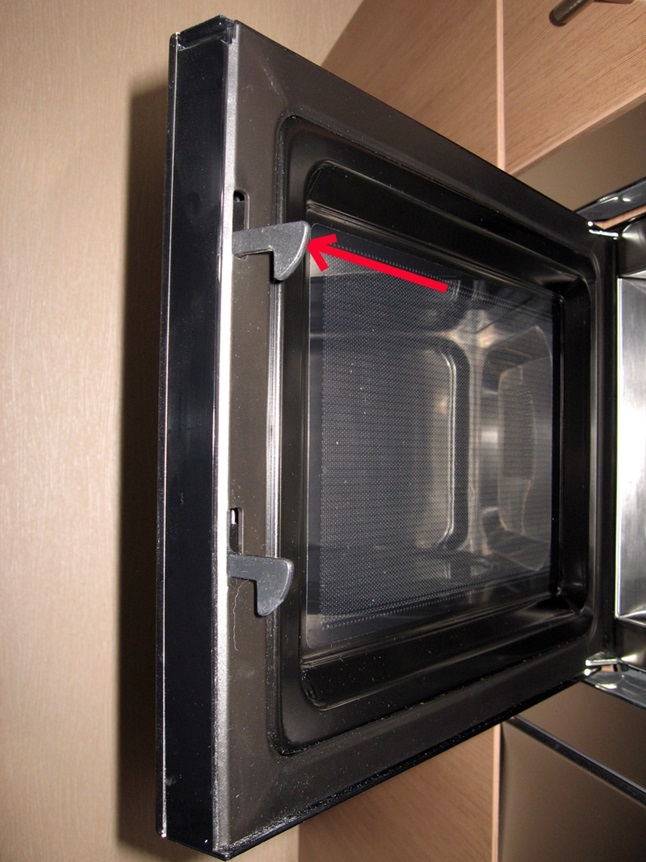 When you turn on the microwave, it knocks out plugs - problems and their solutions