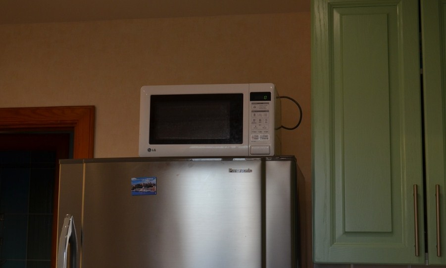 Microwave in the kitchen - accommodation options (photo) and a do-it-yourself bracket