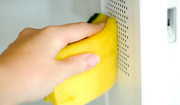 How to clean a microwave with lemon