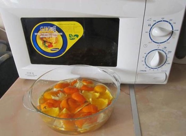 How to clean a microwave with lemon