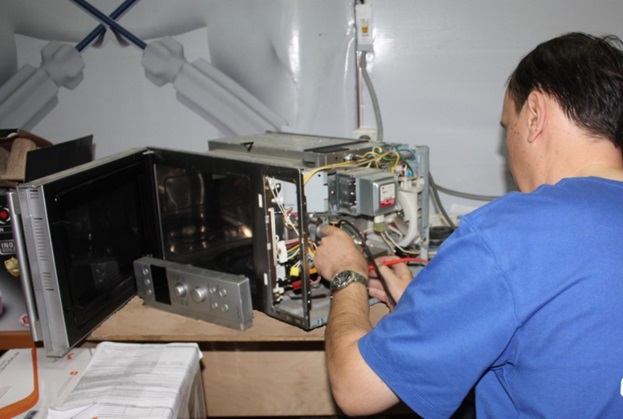 Connect the microwave under a wall cabinet or shelf