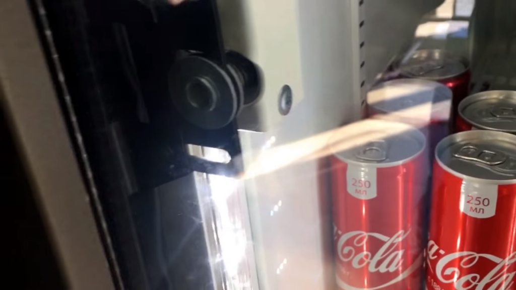 Cara membuka peti sejuk Pepsi atau Coca-Cola tanpa alat kawalan jauh dan kunci - algoritma tindakan