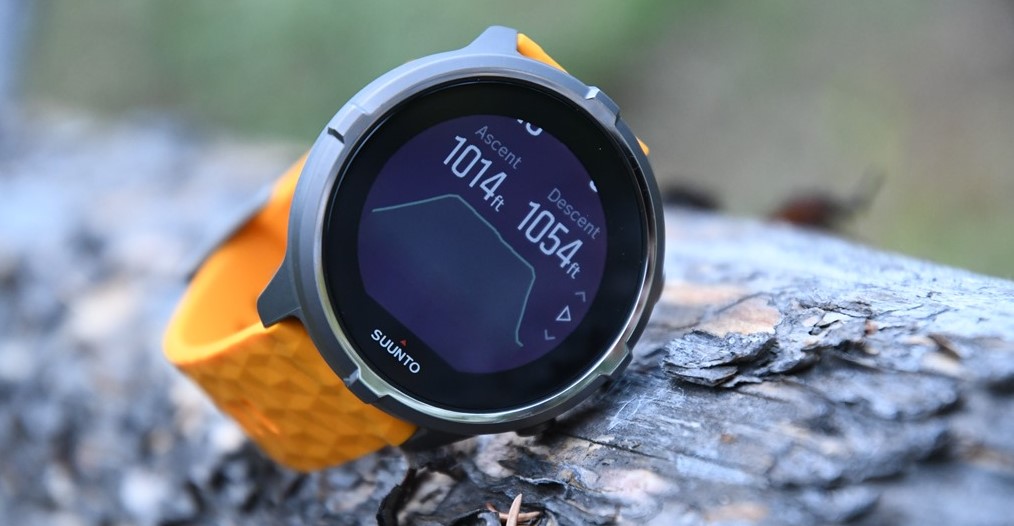 Gambaran keseluruhan jam tangan pintar dengan alat pedometer dan monitor degupan jantung