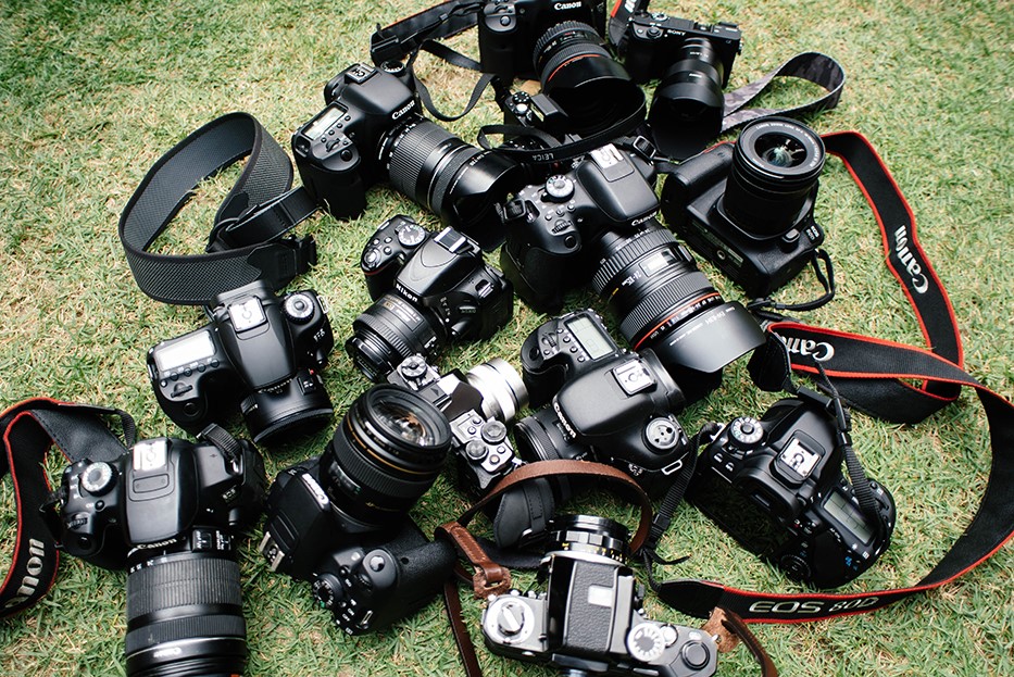 What is better canon or nikon photocamera?