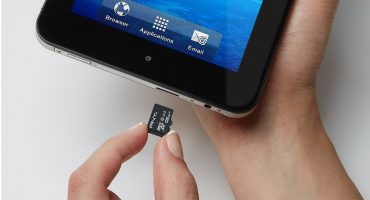 Kami menyambungkan pemacu denyar USB ke tablet