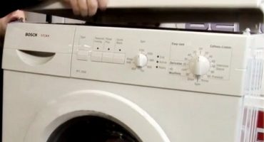 Bagaimana cara membuka penutup atas mesin basuh menggunakan contoh Indesit, Lg, Bosch, Samsung?