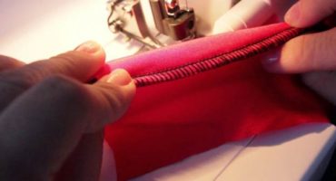 Jenis pelbagai jahitan pada overlock (peranan, rata, rasposhivalny)