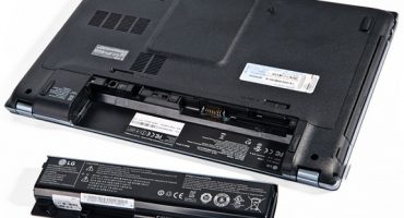 How to remove or replace the battery on a laptop