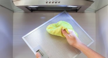 Overview: how to clean the hood and the grid of grease in the kitchen